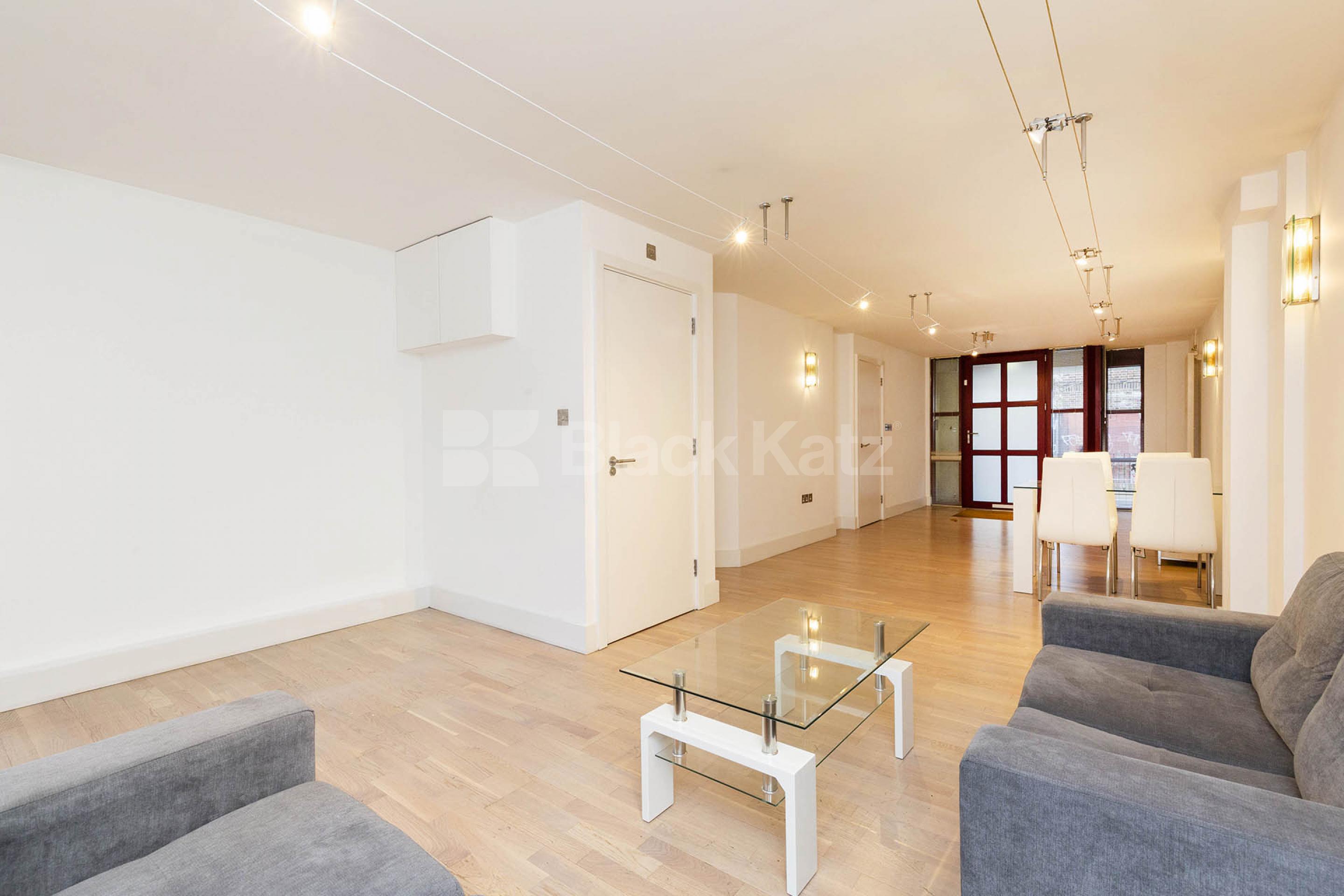 Split level modern and spacious 2 bed 2 bath in the shoreditch area  Quaker Street , Shoreditch  E1